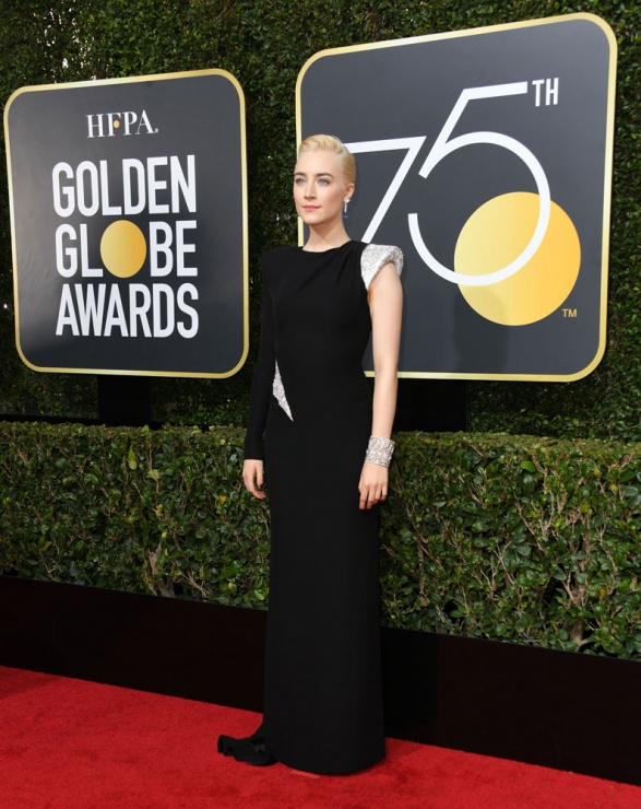 Saoirse Ronan en la alfombra roja de los Globos de Oro 2018
