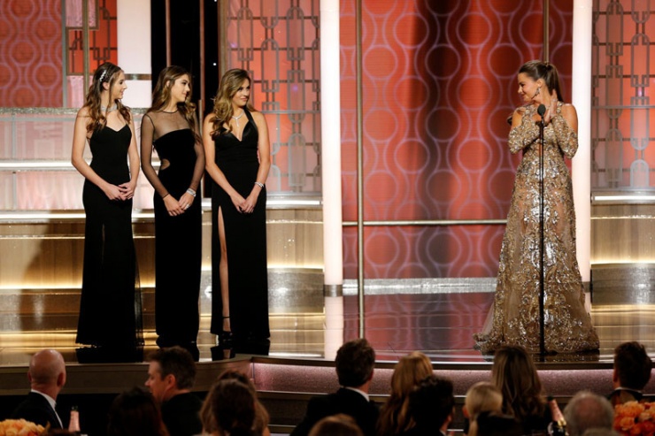 Sophia,Sistine y Scarlett Stallone, en el escenario de la gala de los  Globos de Oro 2017