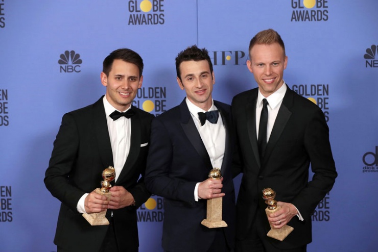 Songwriters Benj Pasek, Justin Hurwitz and Justin Paul  con sus galardones en los Globos de Oro 2017