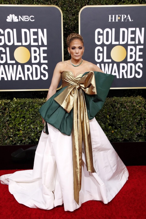 Jennifer Lopez, con un vestido que parecía envuelto para regalo.