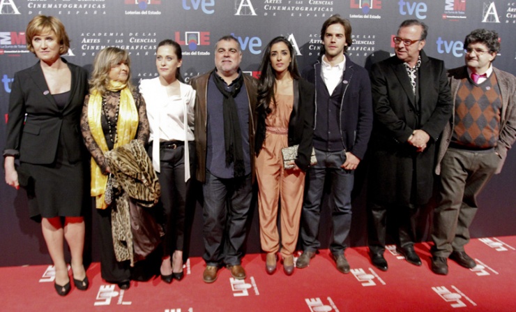 Benito Zambrano, director de "La voz dormida", junto al elenco actoral de la película