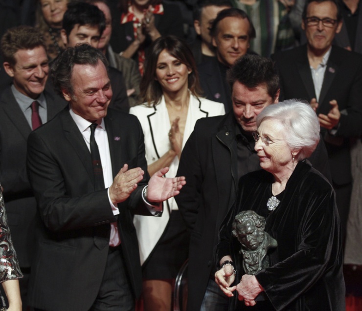 Josefina Molina recibe las felicitaciones por su Goya de Honor