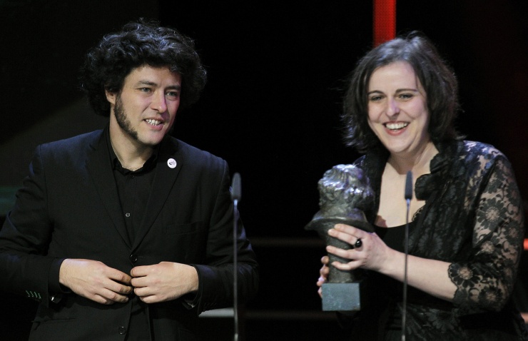 Bernat Vilaplana (i) y Elena Ruiz (d) agradecen el Goya al mejor montaje,