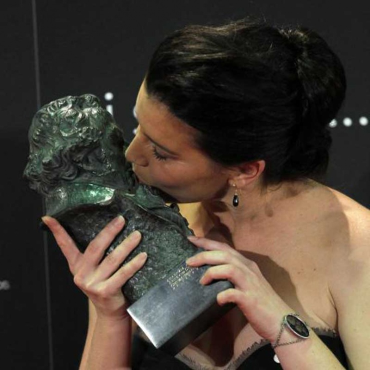 Laia Marull besando el Goya
