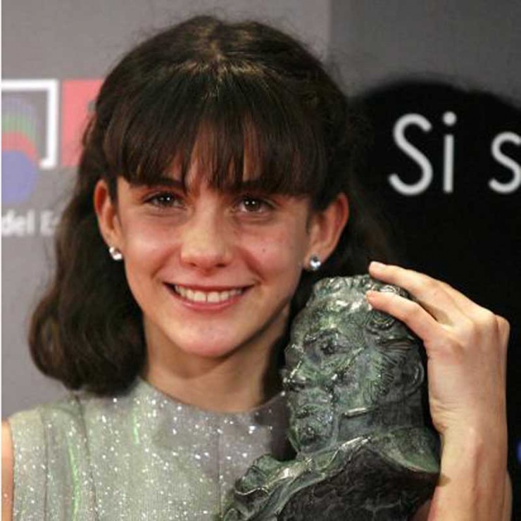 Nora Navas,  posa con el Goya a la mejor actriz protagonista por su papel en "Pa negre