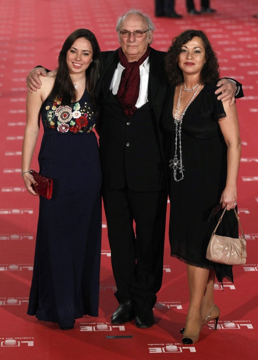 Carlos Saura son su esposa Eulalia Ramon y su hija Ana