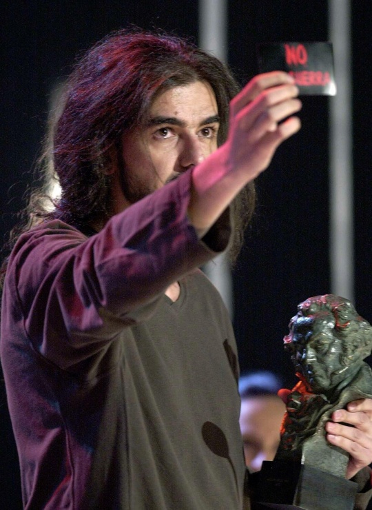 El director Fernando Len de Aranoa muestra una pegatina en la que se puede leer "No a la guerra" en el momento de recibir el Goya a la Mejor Direccin por su pelcula "Los lunes al sol", en los Premios Goya de 2003. EFE/J.J. GUILLEN/MK.