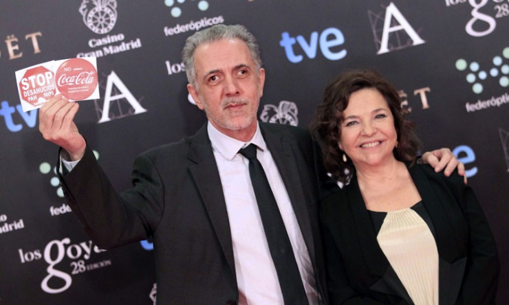 El director Fernando Trueba acompaado por su mujer