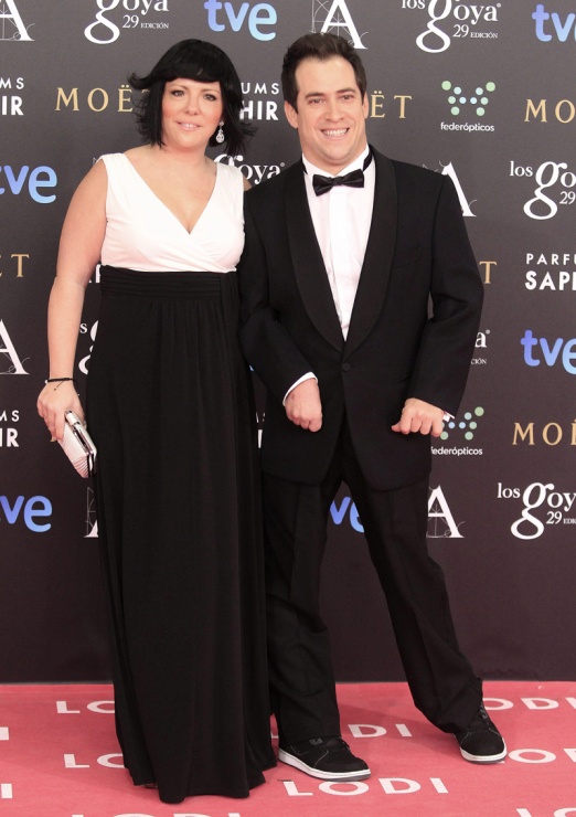 El cantante y actor Juan Manuel Montilla "El Langui", acompaado de su mujer Roco,