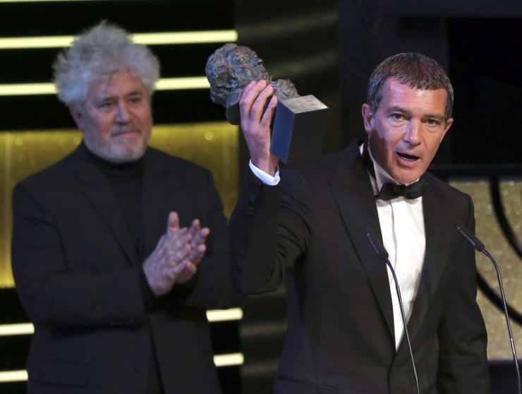 Pedro Almodóvar entrega el Goya de Honor a Antonio Banderas
