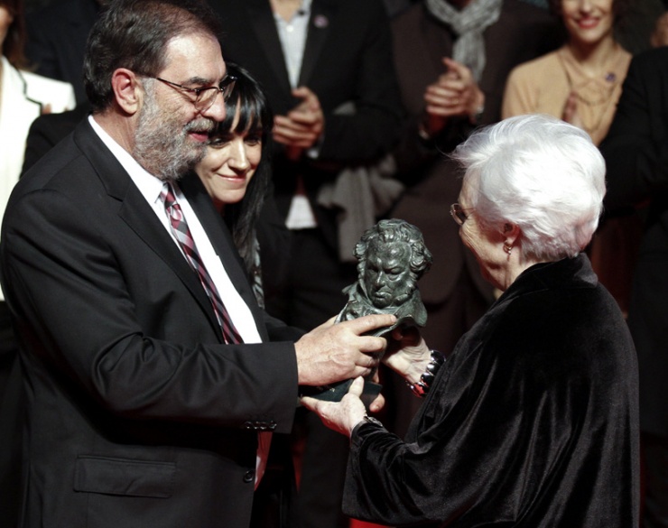 La directora de cine Josefina Molina tras recibir el Goya de Honor durante la fiesta ofrecida a los nominados a los XXVI Premios Goya