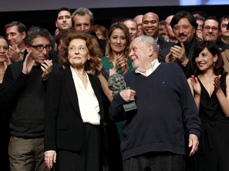 El realizador y guionista Jaime de Armiñón, tras recoger de manos de la actriz Julia Gutiérrez Caba, el Goya de Honor por una carrera cinematográfica "apasionada" y "comprometida" que incluye una candidatura al Óscar con "Mi querida señorita"