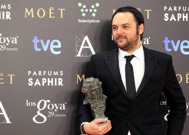 El realizador Miguel López, tras recibir el galardón al mejor "Cortometraje Documental" por su cinta "Walls"