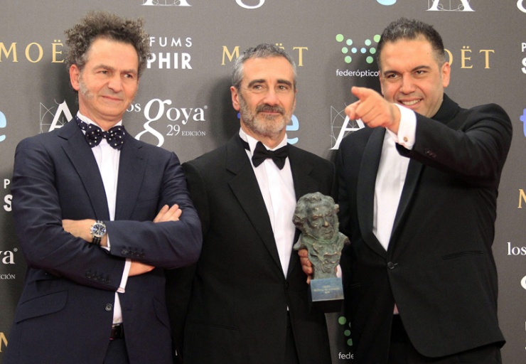(i-d) Paco Ramos, Javier Fesser y Luis Manso, tras recibir el galardón a la mejor "Película de animación", por su trabajo "Mortadelo y Filemón contra Jimmy el cachondo"