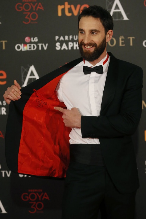 El actor Dani Rovira posa a su llegada a la ceremonia de los 30 edición de los Premios Goya que entrega la Academia de Cine, hoy en el Hotel Auditorium de Madrid.