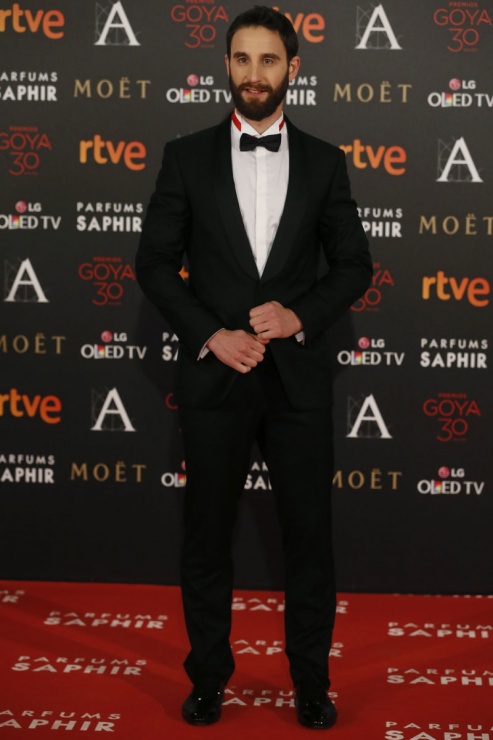 El actor Dani Rovira posa a su llegada a la ceremonia de los 30 edición de los Premios Goya que entrega la Academia de Cine, hoy en el Hotel Auditorium de Madrid.