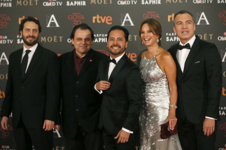 El equipo de la película peruana "Magallanes", dirigida por Salvador del Solar (d), nominada a "Mejor película iberoamericana", posan a su llegada a la ceremonia de la 30 edición de los Premios Goya que entrega la Academia de Cine, hoy en el Hotel Auditorium de Madrid EFE/Juanjo Martín