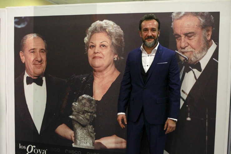 - El actor José Luis García Pérez posa ante una de las fotografías de la exposición de la Agencia Efe en los pasillos del hotel Marriott Auditorium de Madrid, con motivo de la gala del 30 aniversario de los premios Goya. EFE/Víctor Lerena