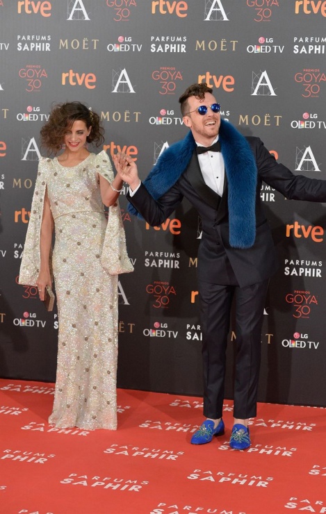 Aldo Comas, acompaado de su mujer Macarena Gmez, en su lnea con un llamativo cuello de pelo  azul a juego con los zapatos.