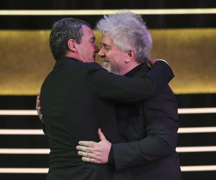 Pedro Almodvar entrega el Goya de Honor a Antonio Banderas