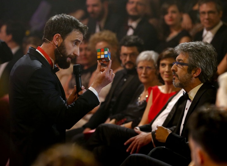 El actor y presentador Daniel Rovira (i) junto al actor argentino Ricardo Darn durante la ceremonia de la 30 edicin de los Premios Goya, que entrega la Academia de Cine, esta noche en el Hotel Auditorium de Madrid. EFE/Ballesteros