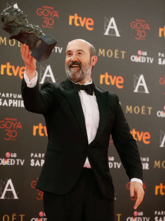 El actor Javier Cmara tras recibir el Goya al mejor actor de reparto por su papel en "Truman", durante la ceremonia de la 30 edicin de los Premios Goya, que entrega la Academia de Cine, celebrada esta noche en el Hotel Auditorium de Madrid. EFE/JuanJo Martn