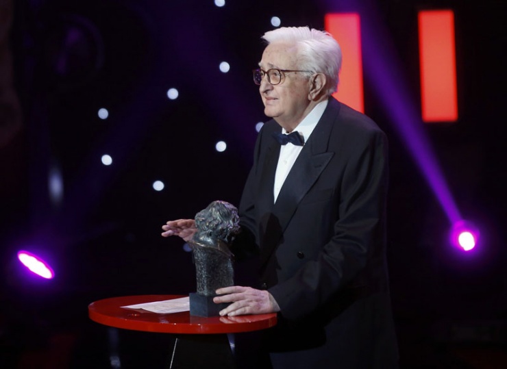 El actor, productor y director Mariano Ozores recibe el Goya de Honor durante la ceremonia de la 30 edicin de los Premios Goya, que entrega la Academia de Cine, celebrada esta noche en el Hotel Auditorium de Madrid. EFE/Ballesteros