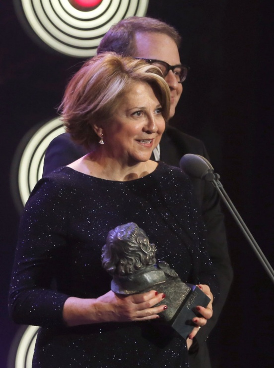 La productora Ester Garca recibe el Goya a la mejor pelcula iberoamericana por "El Clan", durante la ceremonia de la 30 edicin de los Premios Goya, que entrega la Academia de Cine, celebrada esta noche en el Hotel Auditorium de Madrid. EFE/Ballesteros