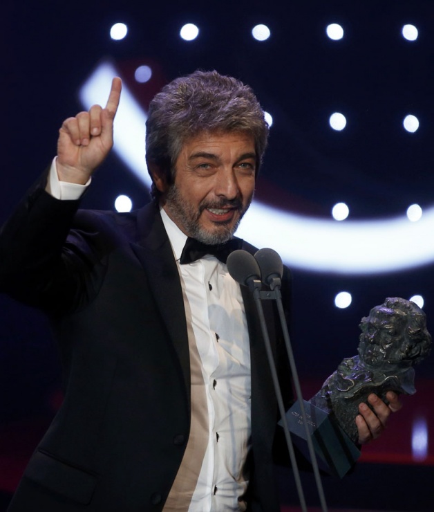 El actor Ricardo Darn recibe el Goya al mejor actor por su papel en "Truman", durante la ceremonia de la 30 edicin de los Premios Goya, que entrega la Academia de Cine, celebrada esta noche en el Hotel Auditorium de Madrid. EFE/Ballesteros