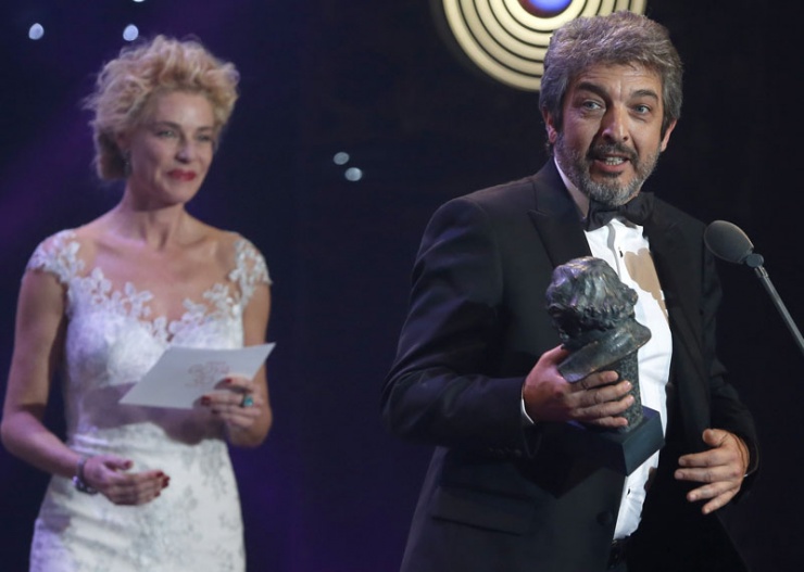 El actor Ricardo Darn recibe el Goya al mejor actor por su papel en "Truman", durante la ceremonia de la 30 edicin de los Premios Goya, que entrega la Academia de Cine, celebrada esta noche en el Hotel Auditorium de Madrid. EFE/Ballesteros