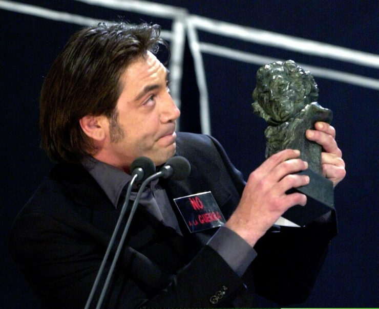 El actor Javier Bardem, con un mensaje de 'No a la guerra' en la solapa, muestra su trofeo tras recibir el Goya al Mejor Actor Protagonista por su trabajo en "Los lunes al sol", durante la gala de los Premios Goya de 2003.