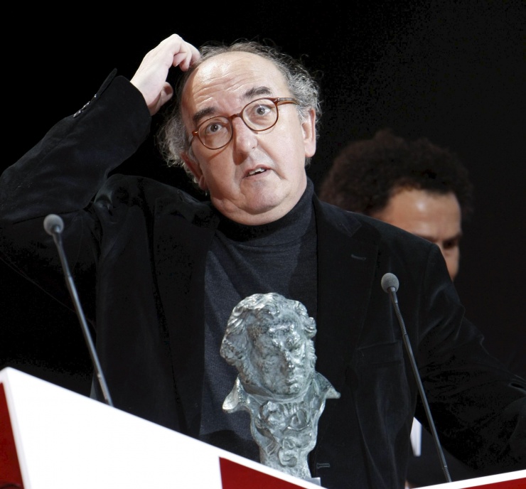 El presidente de Mediapro, Jaume Roures, recoge el goya a la mejor pelcula por el film 'Camino' durante la gala de los Premios Goya de 2009. Roures apostill: "Para amargarnos nos casamos, tenemos hijos adolescentes