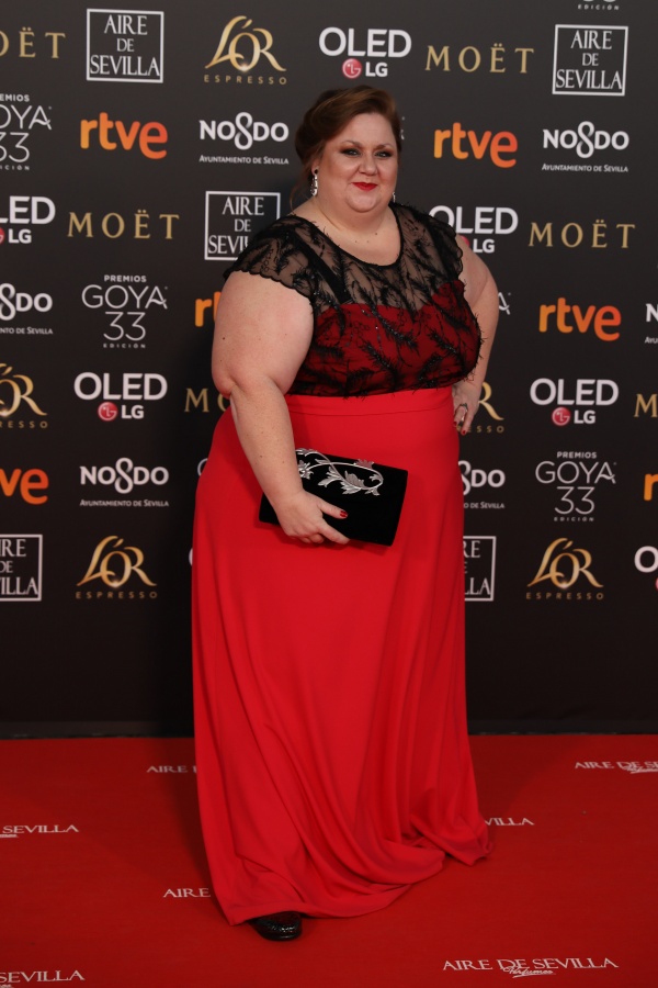 La actriz Itziar Castro posa a su llegada a la alfombra roja de los Premios Goya 2019.