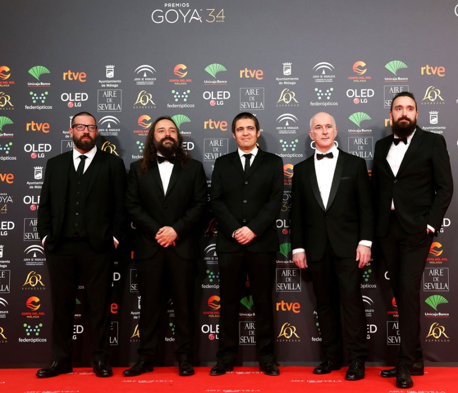 Bajo una lluvia fina que amenaza con convertirse en tromba, Bárbara Santacruz, Ruth Gabriel, Jan Cornet o Félix Gómez fueron los primeros en pasar, a toda prisa, por la parte exterior de la alfombra roja de los Premios Goya 2020.