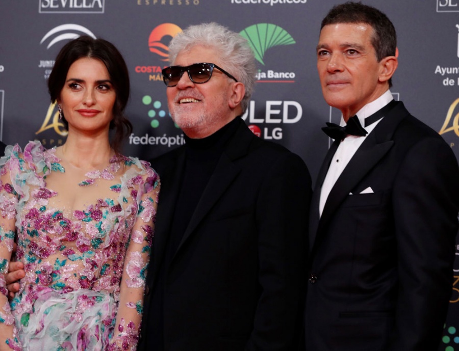 Bajo una lluvia fina que amenaza con convertirse en tromba, Bárbara Santacruz, Ruth Gabriel, Jan Cornet o Félix Gómez fueron los primeros en pasar, a toda prisa, por la parte exterior de la alfombra roja de los Premios Goya 2020.