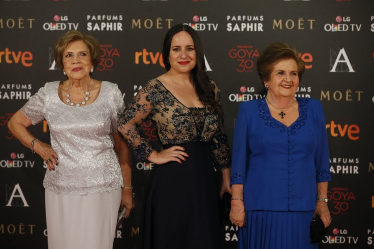 La directora del documental chileno &quot;La once&quot; Maite Alberdi (c) junto a las protagonistas posa a su llegada a la ceremonia de los 30 edición de los Premios Goya que entrega la Academia de Cine, hoy en el Hotel Auditorium de Madrid.