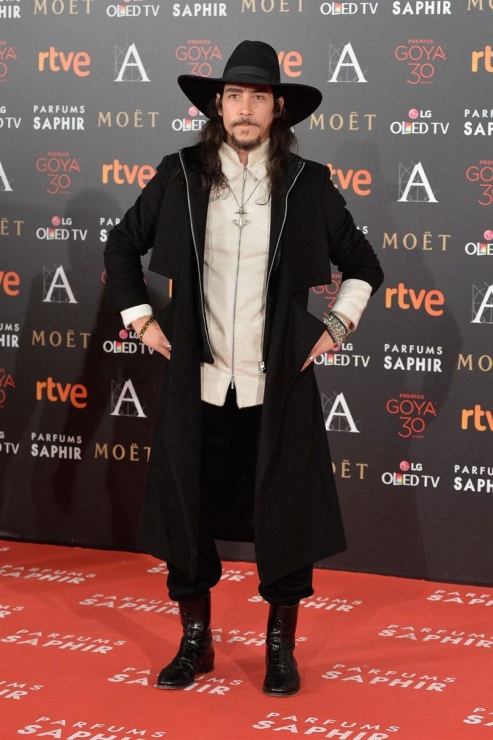 Uno de los hombres que más ha llamdo la atención con su look ha sido el actor Óscar Jaenada con sombrero de ala ancha, abrigo negro y botines altos.