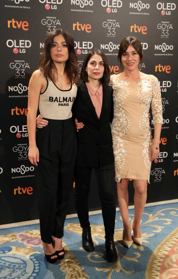 Las actrices de la película &quot;Viaje al cuarto de una madre&quot; Anna Castillo (i) y Lola Dueñas (d), y la directora del largometraje Celia Rico (c)
