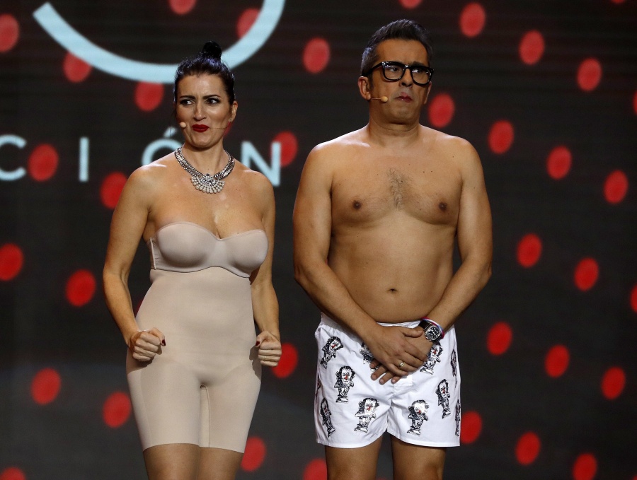 Los presentadores Silvia Abril y Andreu Buenafuente durante la gala