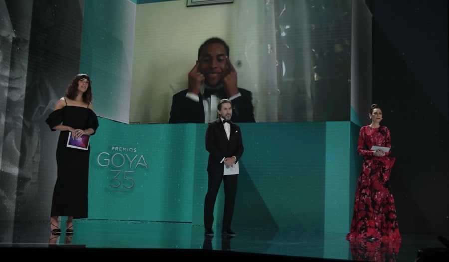 Adam Nourou recibe el Goya al mejor actor revelación por 'Adú'