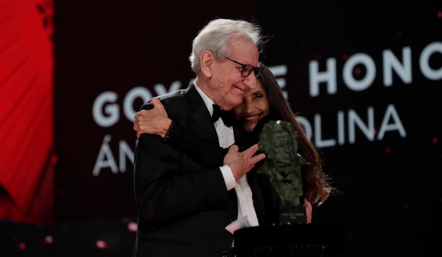 Jaime Chavarri entrega a Ángela Molina el Goya de Honor 2021