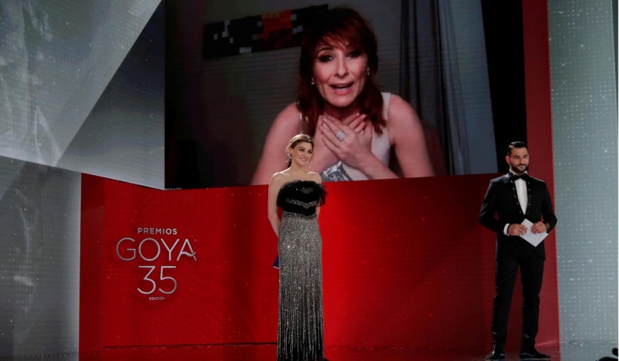 Nathalie Poza recibe el premio a mejor actriz de reparto por 'La boda de Rosa' en los Premios Goya 2021