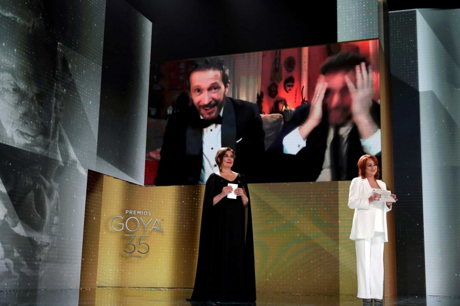 Los ganadores de los Goya: Salvador Calvo celebra su victoria en los Premios Goya 2021.