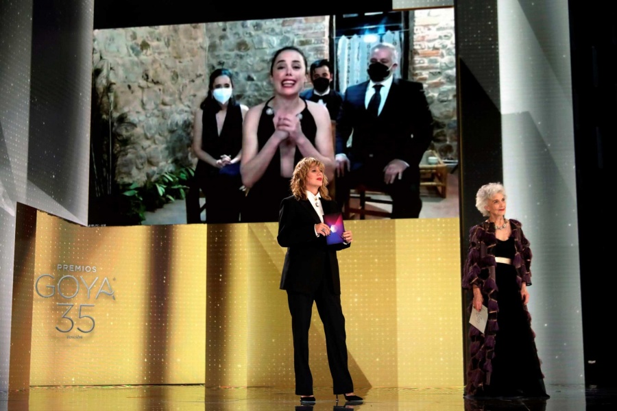Los ganadores de los Goya: Patricia López Arnaiz celebra su victoria en los Premios Goya 2021.