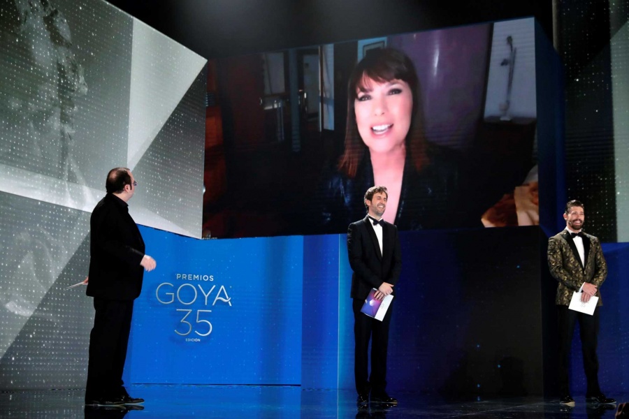 Los ganadores de los Goya: Mabel Lozano celebra su victoria en los Premios Goya 2021.