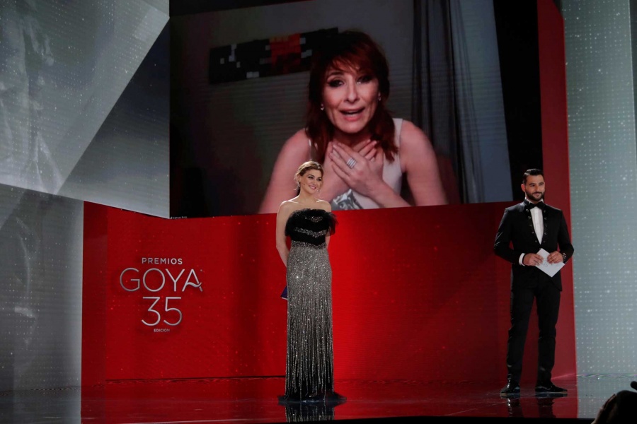 Los ganadores de los Goya: Nathalie Poza celebra su victoria en los Premios Goya 2021.