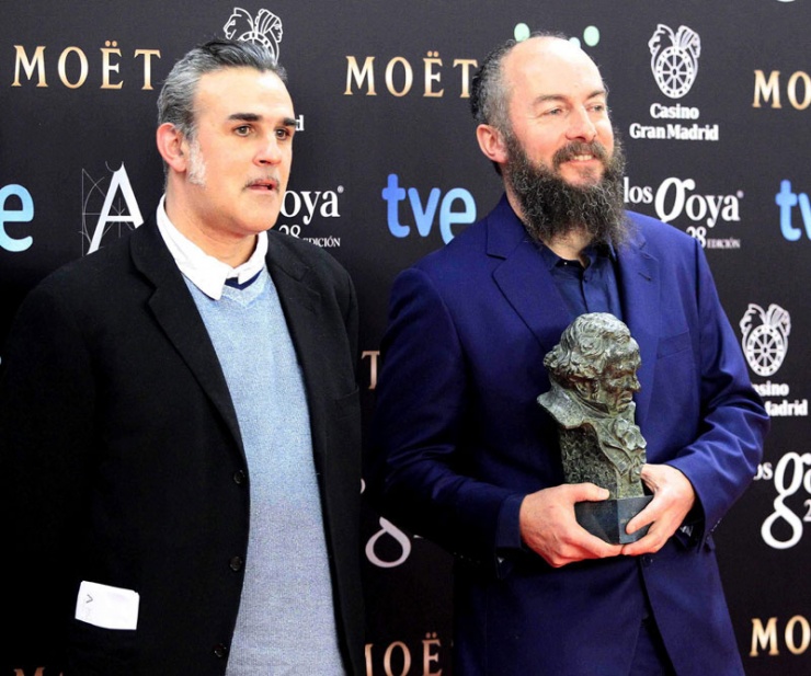 Arturo García &quot;Biaffra&quot; y José Luis Arrizabalaga &quot;Arri&quot;, tras recibir el Goya a la &quot;Mejor dirección artística&quot; por su trabajo en la película &quot;Las Brujas de Zugarramurdi&quot;,