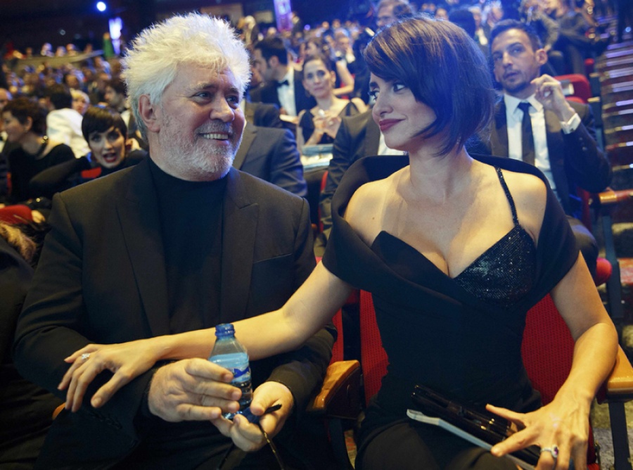 Pedro Almodovar y Penelope Cruz durante la gala de los Goya 2017