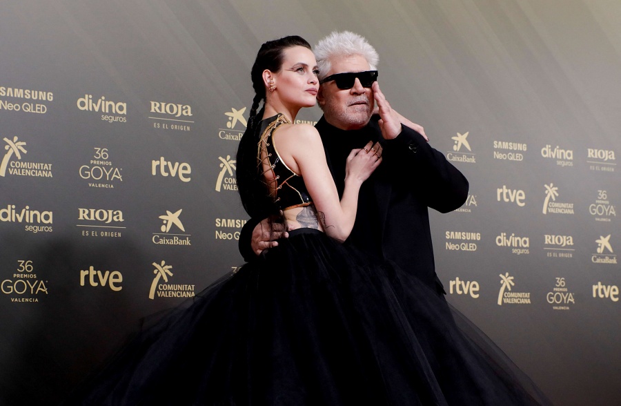 El director Pedro Almodóvar y la actriz Milena Smit.