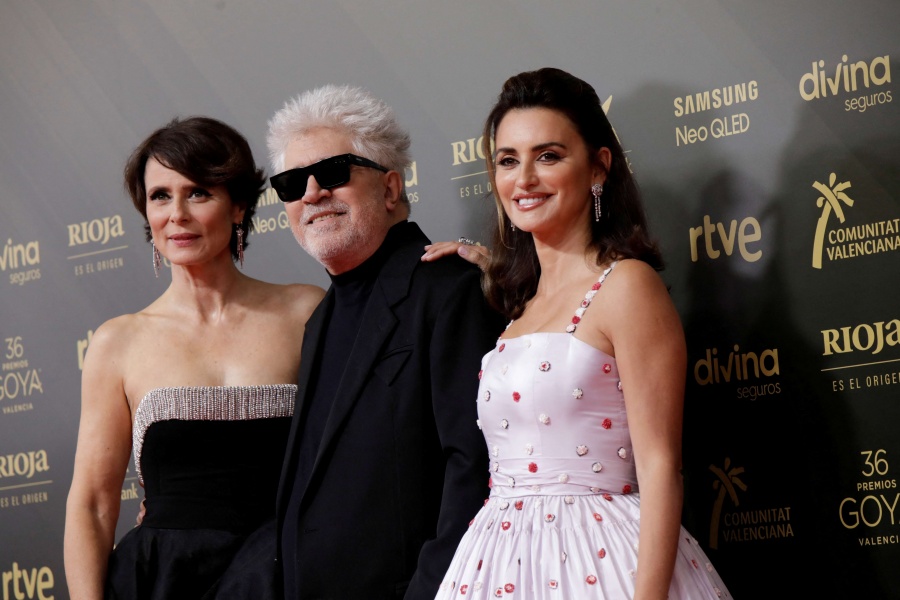 Aitana Sánchez-Gijón, Pedro Almodóvar y Penélope Cruz posan en la alfombra roja de los Premios Goya.